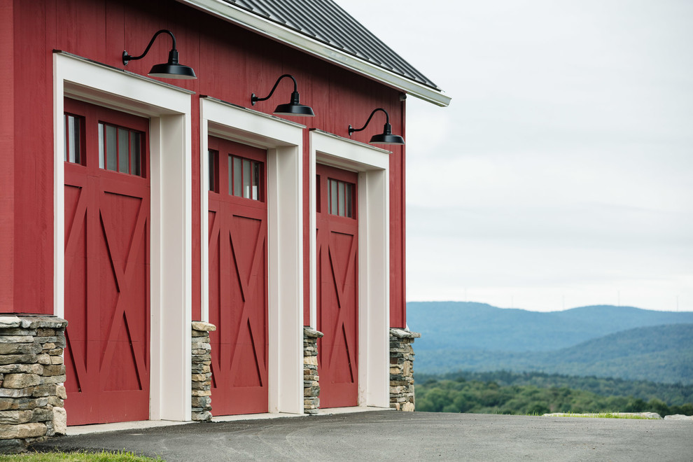 Réalisation d'une grande façade de maison rouge tradition en bois de plain-pied avec un toit à deux pans et un toit en métal.