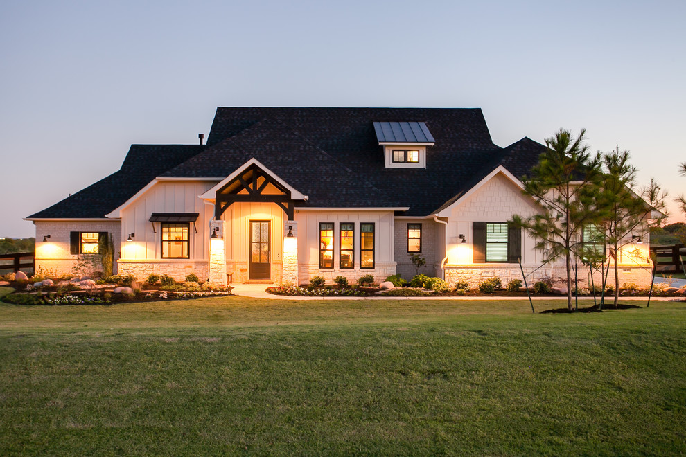 Großes, Einstöckiges Rustikales Einfamilienhaus mit Mix-Fassade, beiger Fassadenfarbe, Halbwalmdach und Schindeldach in Dallas