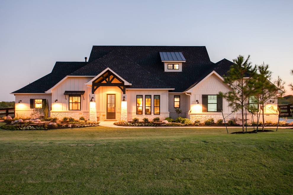 Aménagement d'une grande façade de maison beige craftsman de plain-pied avec un revêtement mixte, un toit à croupette et un toit en shingle.