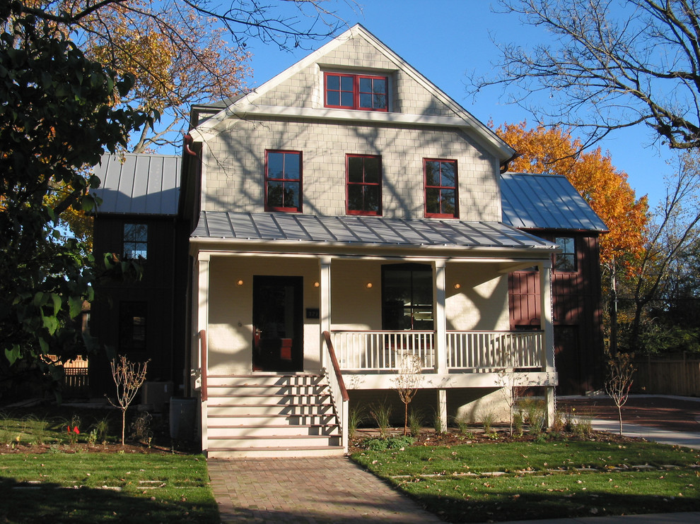 Immagine della facciata di una casa grande country a tre piani con rivestimento in legno