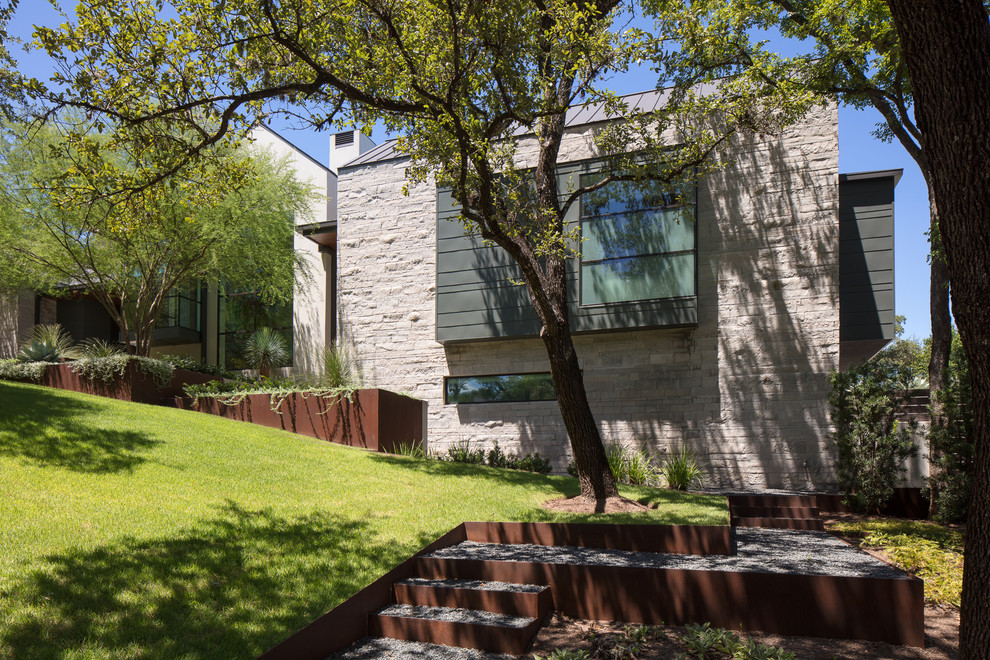 Großes, Zweistöckiges Modernes Einfamilienhaus mit weißer Fassadenfarbe, Blechdach und Steinfassade in Austin