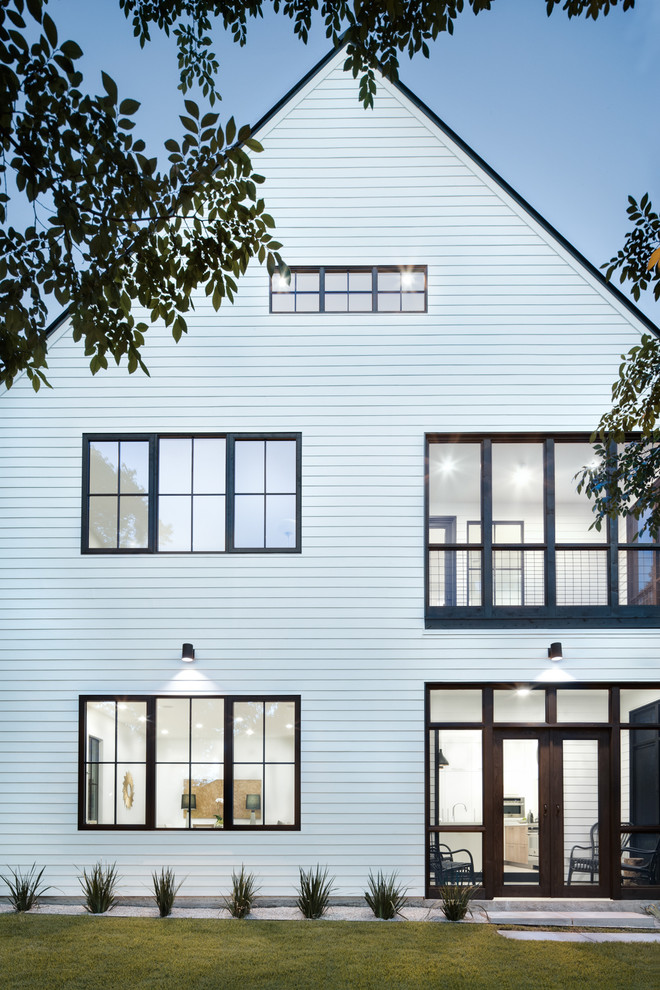 Großes, Zweistöckiges Landhaus Haus mit weißer Fassadenfarbe, Satteldach, Misch-Dachdeckung und schwarzem Dach in Austin