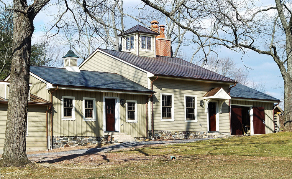 Ejemplo de fachada de casa verde de estilo de casa de campo de tamaño medio de una planta con revestimiento de vinilo, tejado a dos aguas y tejado de varios materiales
