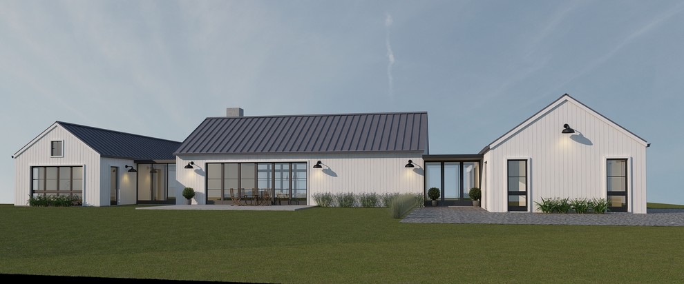 На фото: одноэтажный, деревянный, белый частный загородный дом в стиле кантри с двускатной крышей и металлической крышей с