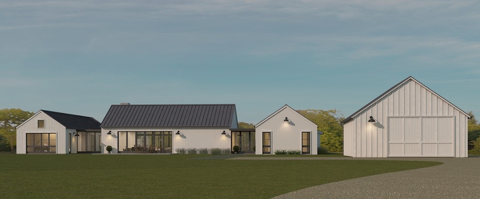 Immagine della villa bianca country a un piano con rivestimento in legno, tetto a capanna e copertura in metallo o lamiera