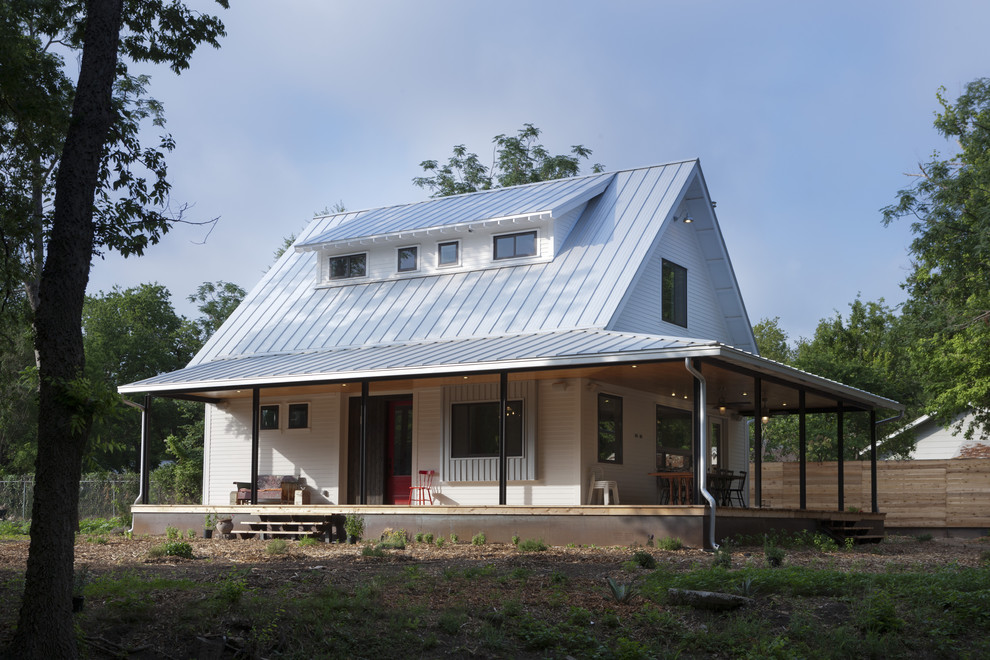 Foto della facciata di una casa country con rivestimento in legno e copertura in metallo o lamiera