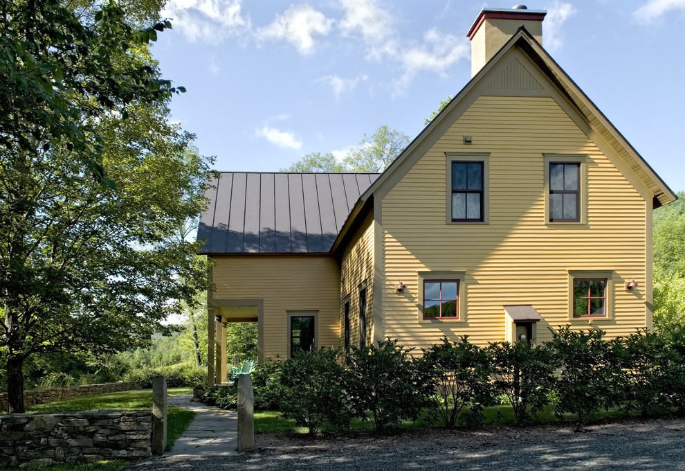 Ispirazione per la facciata di una casa country con rivestimento in legno e tetto a capanna