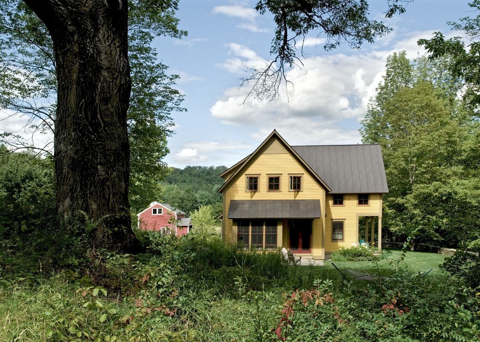 Cette image montre une façade de maison rustique en bois avec un toit à deux pans et un toit en métal.