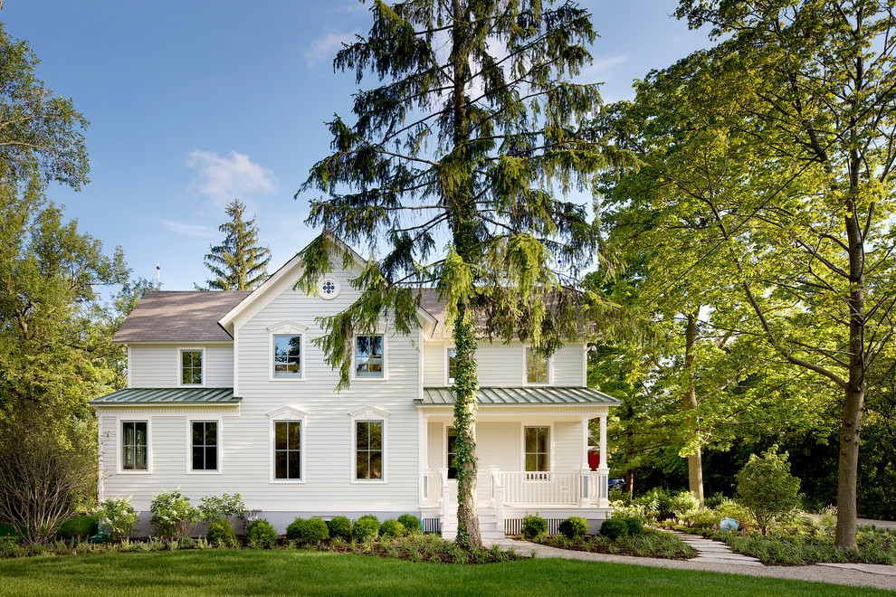 Ispirazione per la facciata di una casa grande bianca country a due piani con rivestimento in legno e tetto a capanna