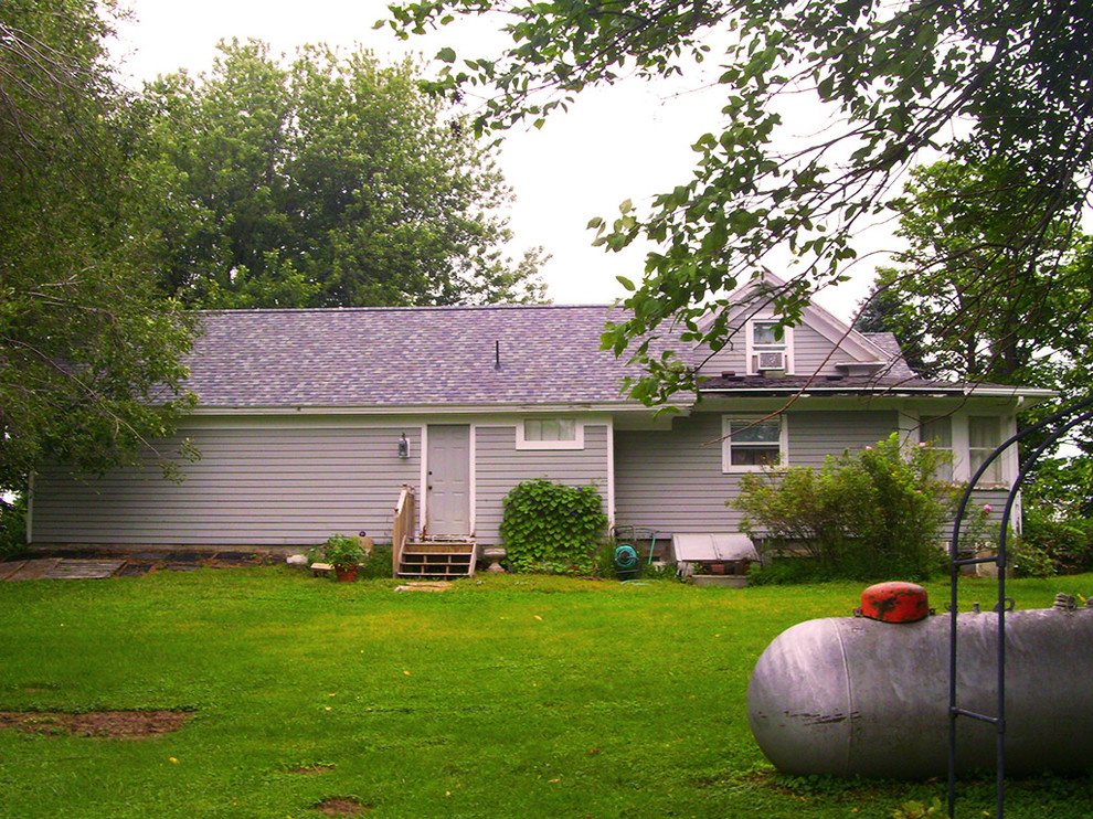 Landhausstil Holzfassade Haus mit grauer Fassadenfarbe und Satteldach in Minneapolis