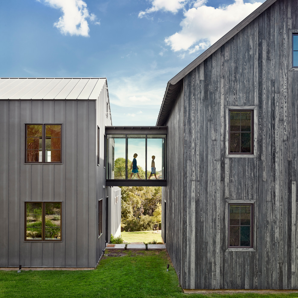 Zweistöckiges Country Haus mit Satteldach in Austin
