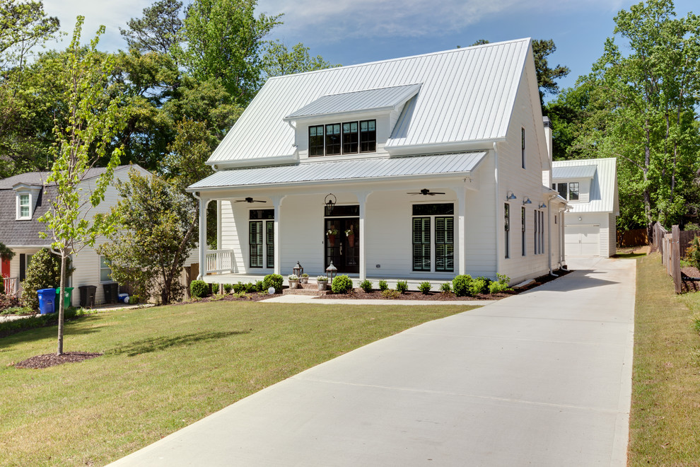 Idee per la facciata di una casa bianca country a due piani di medie dimensioni con rivestimento in legno e tetto a capanna