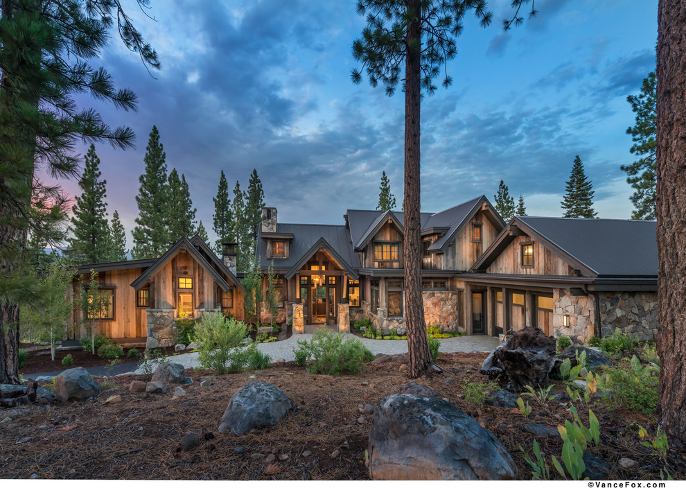 Geräumiges, Zweistöckiges Rustikales Einfamilienhaus mit Steinfassade, grauer Fassadenfarbe, Satteldach und Blechdach in Sacramento