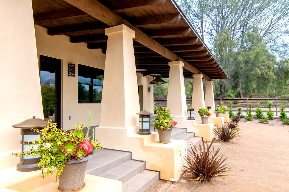 Ispirazione per la villa beige country a un piano di medie dimensioni con rivestimento in stucco