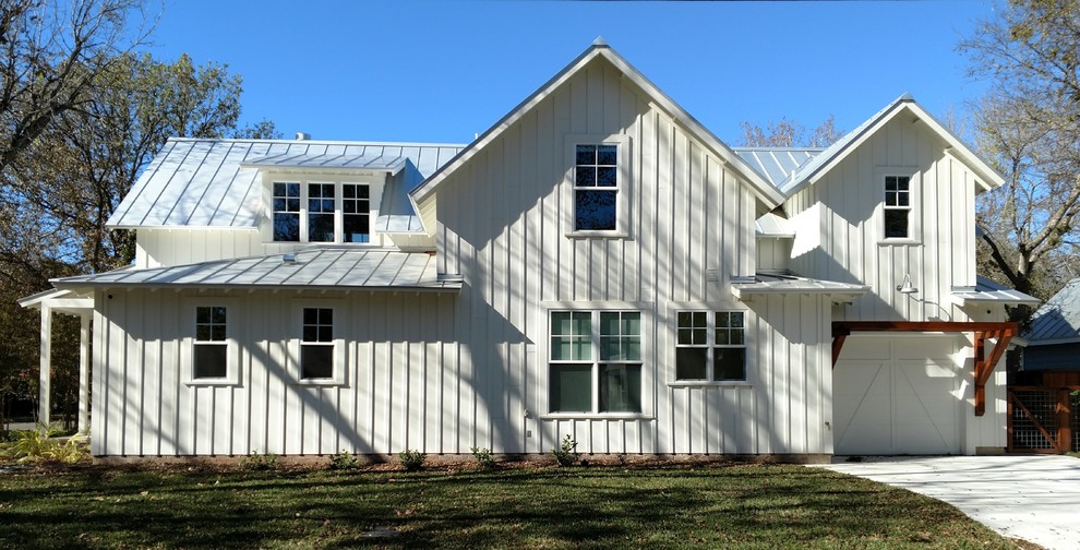 Inredning av ett lantligt litet vitt hus, med två våningar, fiberplattor i betong, sadeltak och tak i metall