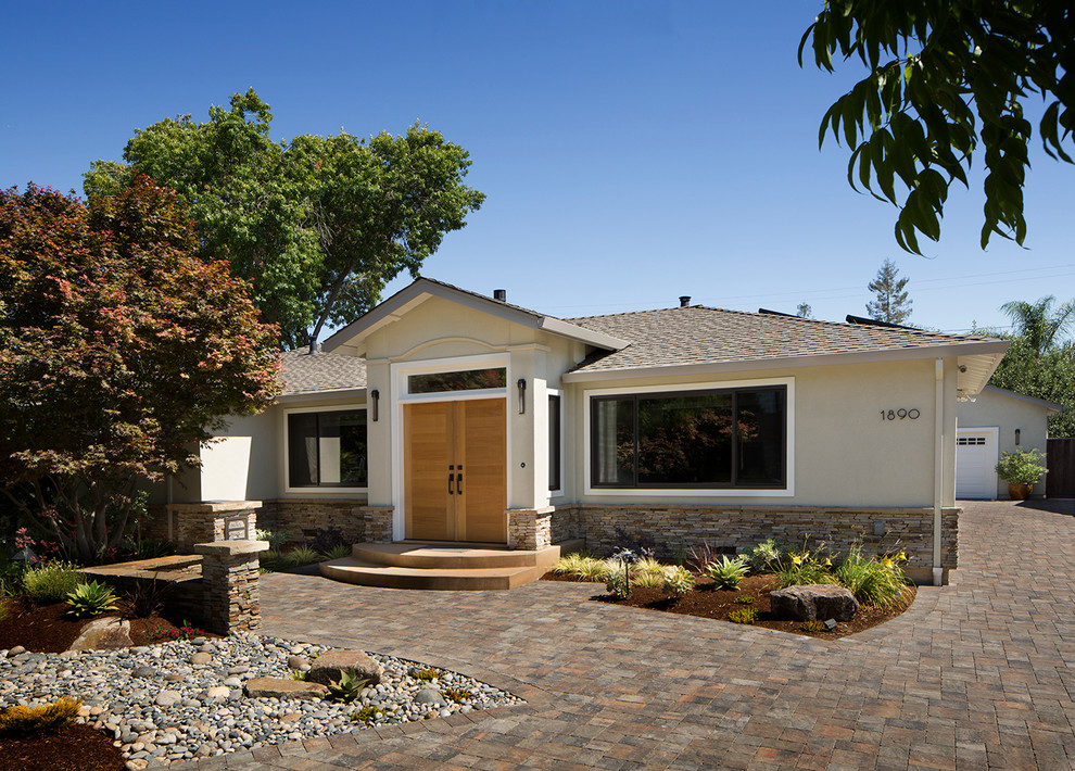Стильный дизайн: одноэтажный, зеленый дом среднего размера в стиле неоклассика (современная классика) с облицовкой из камня и вальмовой крышей - последний тренд