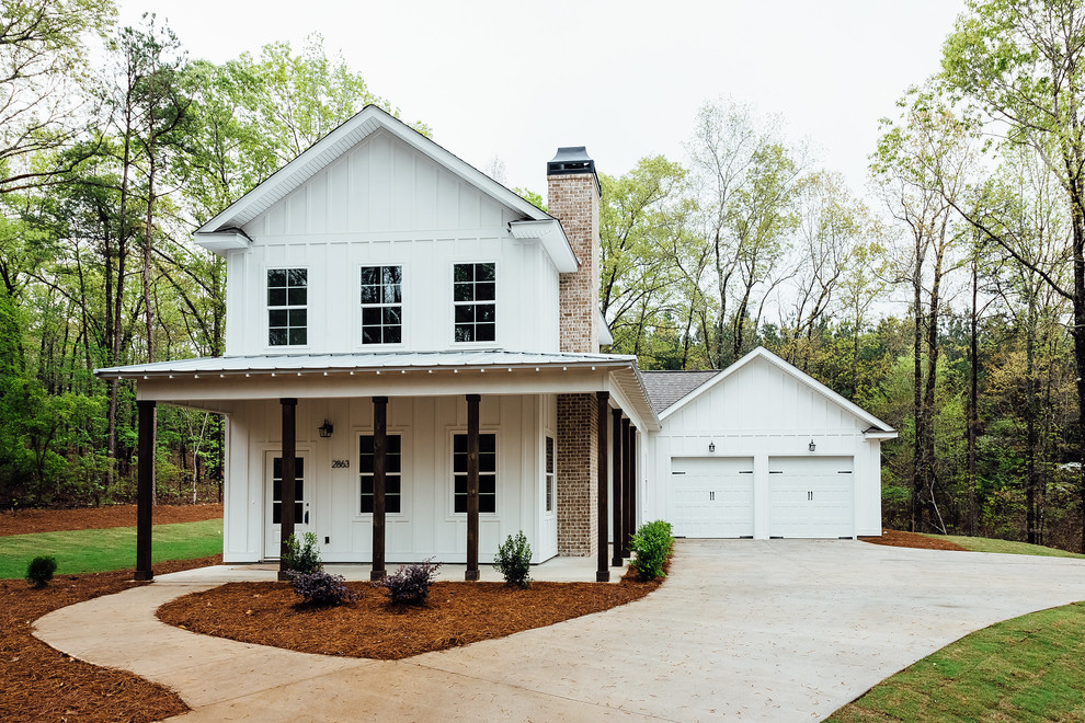 Zweistöckiges Landhaus Einfamilienhaus mit weißer Fassadenfarbe, Satteldach und Schindeldach in Atlanta