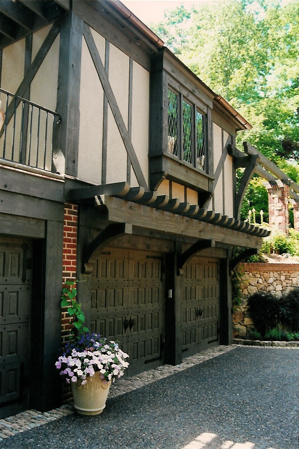 Cette photo montre une façade de maison beige chic en stuc de taille moyenne et à un étage avec un toit à deux pans et un toit en shingle.