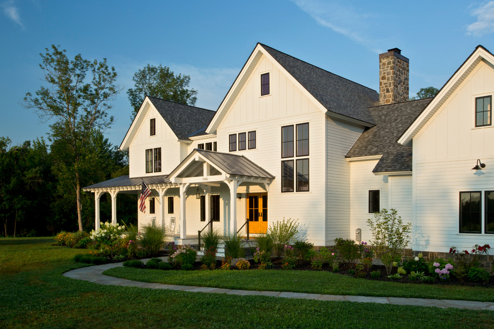 Idee per la facciata di una casa grande bianca country a tre piani con rivestimento in legno, tetto a capanna e copertura mista