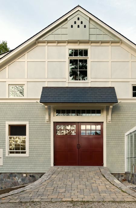 Idée de décoration pour une grande façade de maison verte champêtre à un étage avec un revêtement mixte et un toit à deux pans.