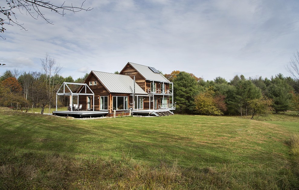 Идея дизайна: двухэтажный, деревянный, коричневый дом среднего размера в стиле кантри