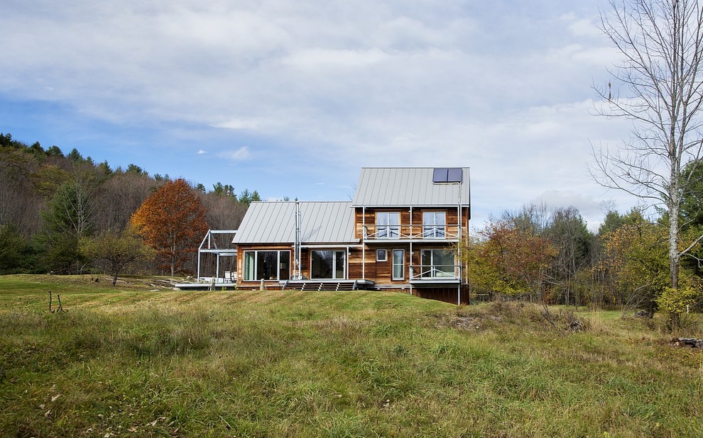 Ispirazione per la facciata di una casa marrone country a due piani di medie dimensioni con rivestimento in legno