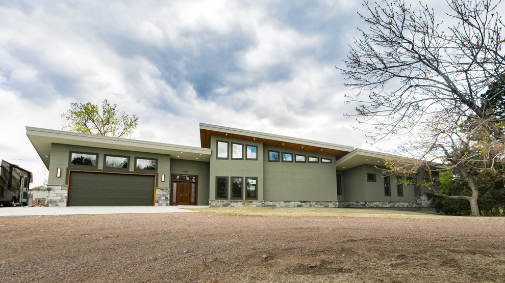 Imagen de fachada de casa verde contemporánea de tamaño medio de una planta con revestimiento de estuco y tejado plano