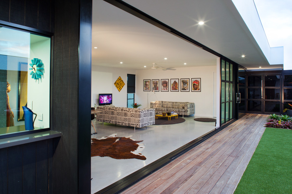 Kleine, Einstöckige Retro Holzfassade Haus mit schwarzer Fassadenfarbe in Gold Coast - Tweed
