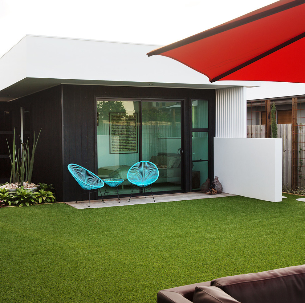 Small and black contemporary bungalow house exterior in Gold Coast - Tweed with wood cladding.