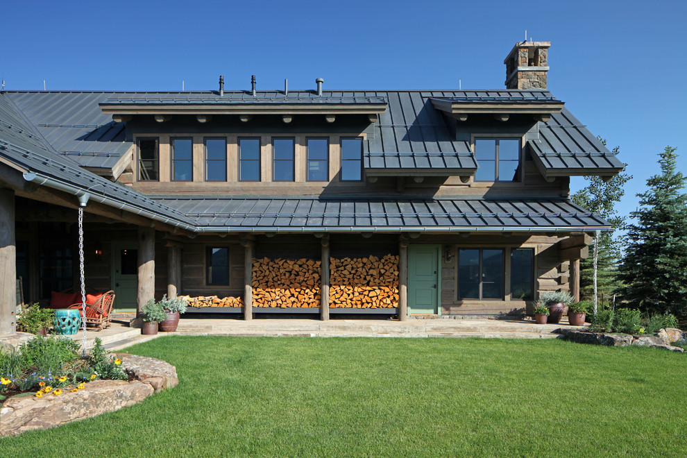 Idée de décoration pour une façade de maison chalet en bois à un étage avec un toit à deux pans.