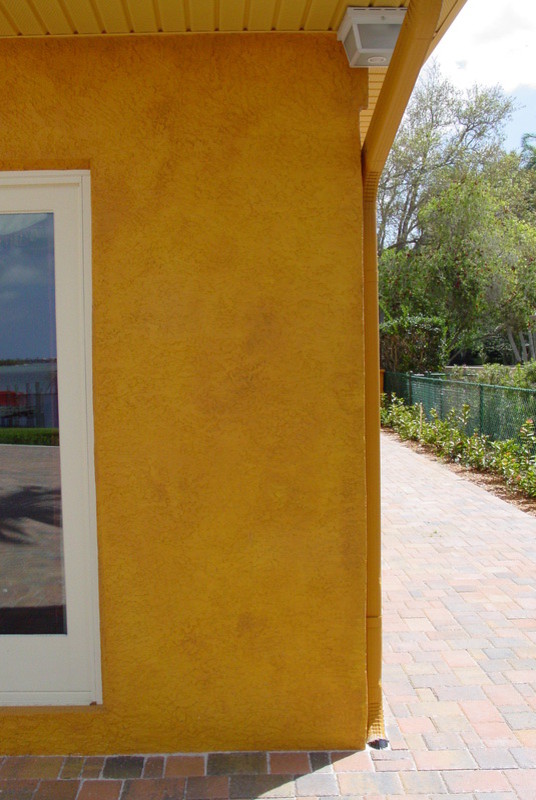 На фото: большой, одноэтажный, желтый дом в стиле фьюжн с облицовкой из цементной штукатурки