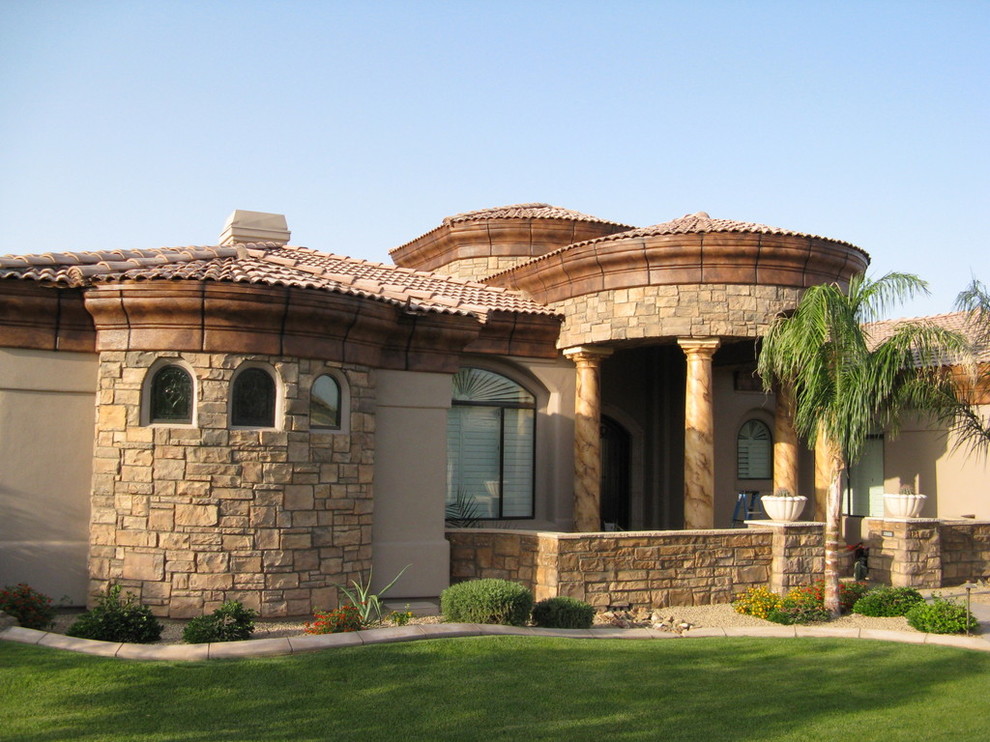 Idée de décoration pour une façade de maison beige méditerranéenne de taille moyenne et de plain-pied avec un revêtement mixte, un toit à quatre pans et un toit en tuile.