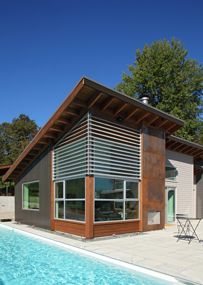 Стильный дизайн: дом в стиле лофт с облицовкой из металла и односкатной крышей - последний тренд