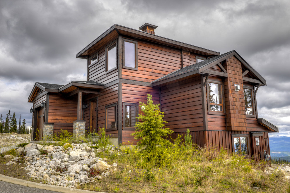 Dreistöckige Urige Holzfassade Haus mit brauner Fassadenfarbe in Vancouver