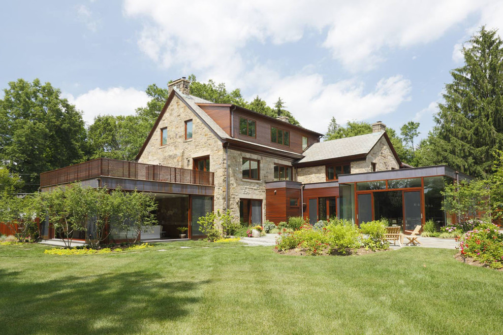 Cette photo montre une grande façade de maison chic à deux étages et plus avec un revêtement mixte et un toit à deux pans.