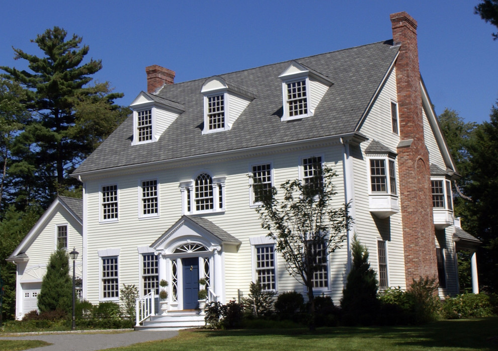 Große, Zweistöckige Klassische Holzfassade Haus mit gelber Fassadenfarbe und Satteldach in Boston