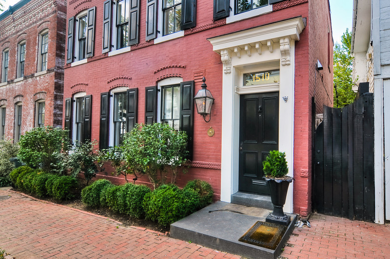 ボストンにある高級な中くらいなトラディショナルスタイルのおしゃれな家の外観 (レンガサイディング) の写真