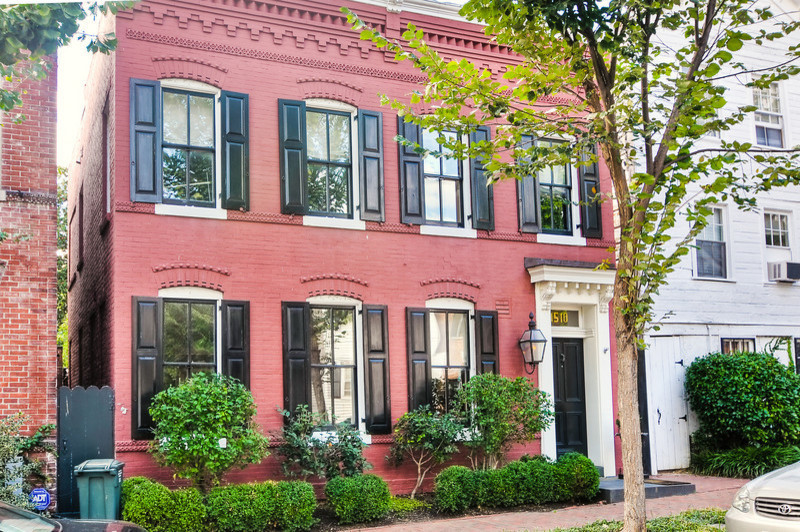 Foto de fachada de casa roja clásica de tamaño medio de dos plantas con revestimiento de ladrillo