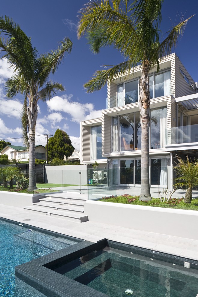Mittelgroßes, Dreistöckiges Modernes Haus in Auckland