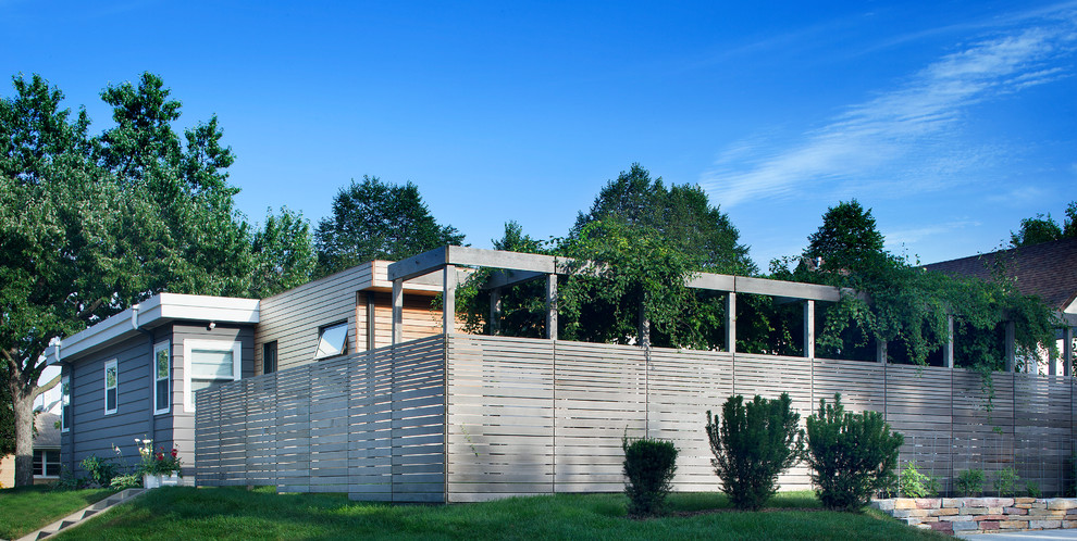 Idéer för mellanstora funkis grå trähus, med allt i ett plan och platt tak