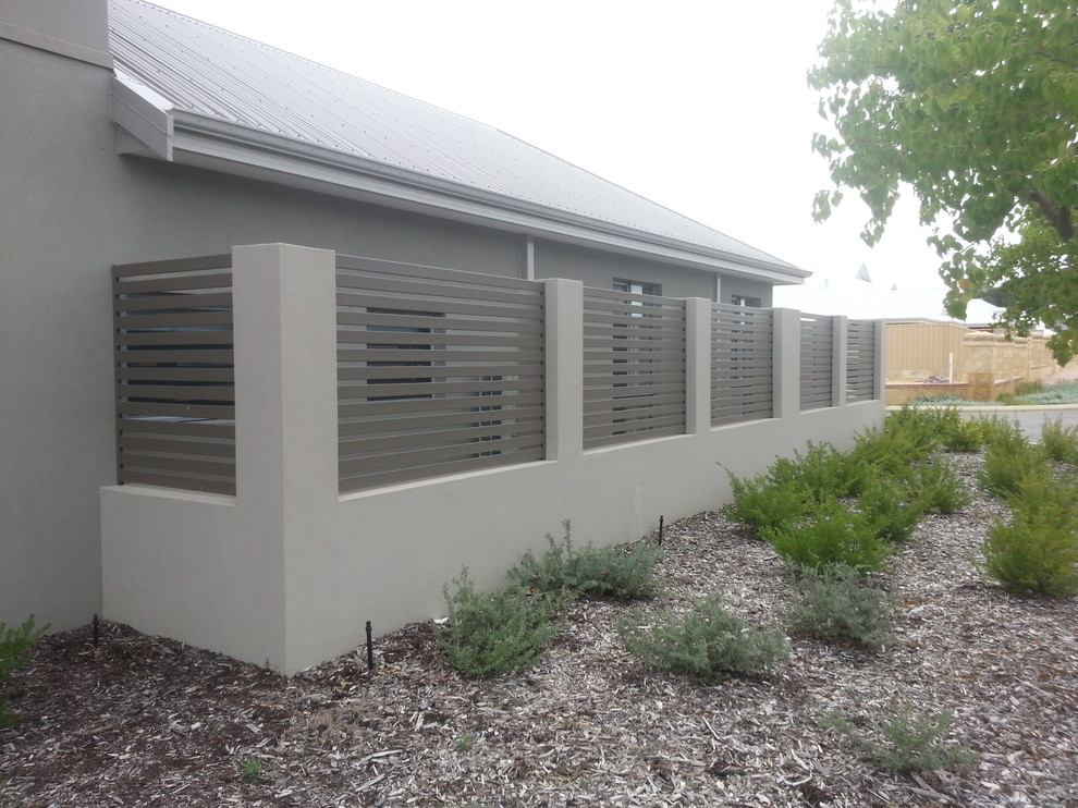 Mittelgroßes Modernes Haus mit Metallfassade in Perth