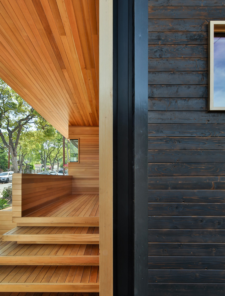 Стильный дизайн: маленький, одноэтажный, деревянный, черный дом в современном стиле с двускатной крышей для на участке и в саду - последний тренд