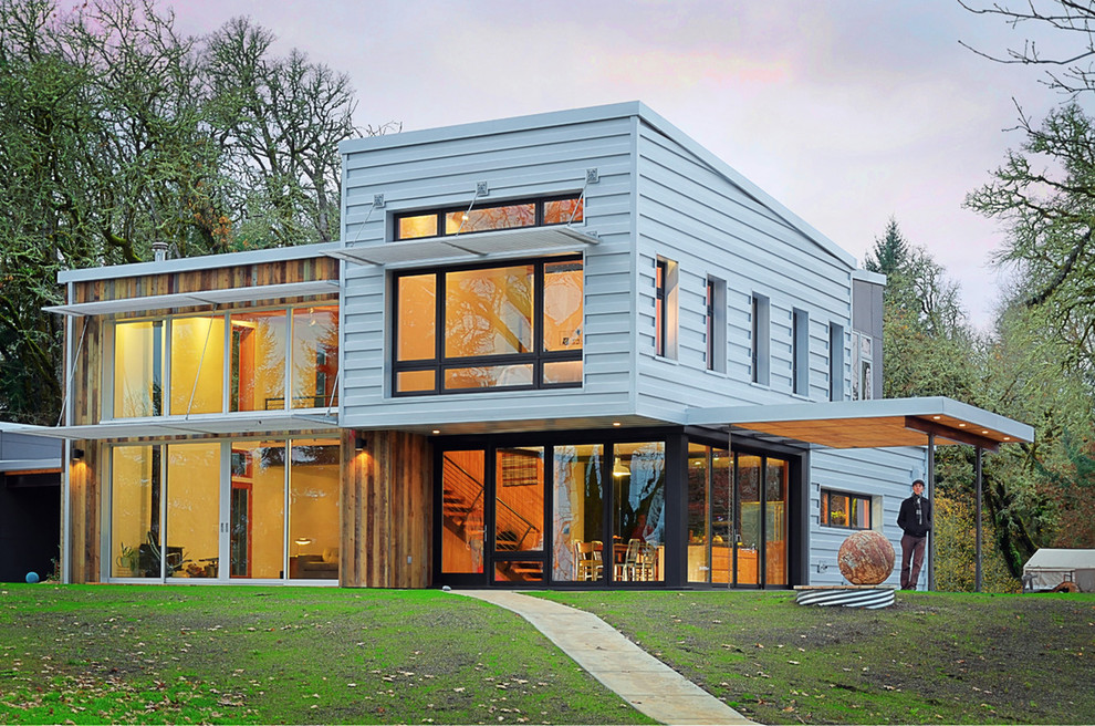 Пример оригинального дизайна: двухэтажный, белый дом среднего размера в современном стиле с комбинированной облицовкой