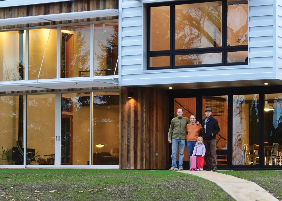 Photo of a contemporary house exterior in Portland.