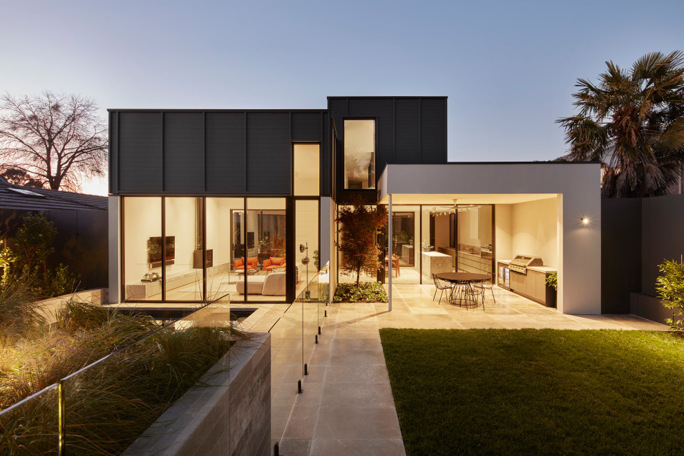Свежая идея для дизайна: двухэтажный, серый частный загородный дом в стиле модернизм с плоской крышей, металлической крышей и серой крышей - отличное фото интерьера