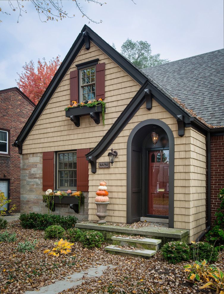 Kleines, Zweistöckiges Klassisches Einfamilienhaus mit Mix-Fassade, beiger Fassadenfarbe, Satteldach und Schindeldach in Detroit
