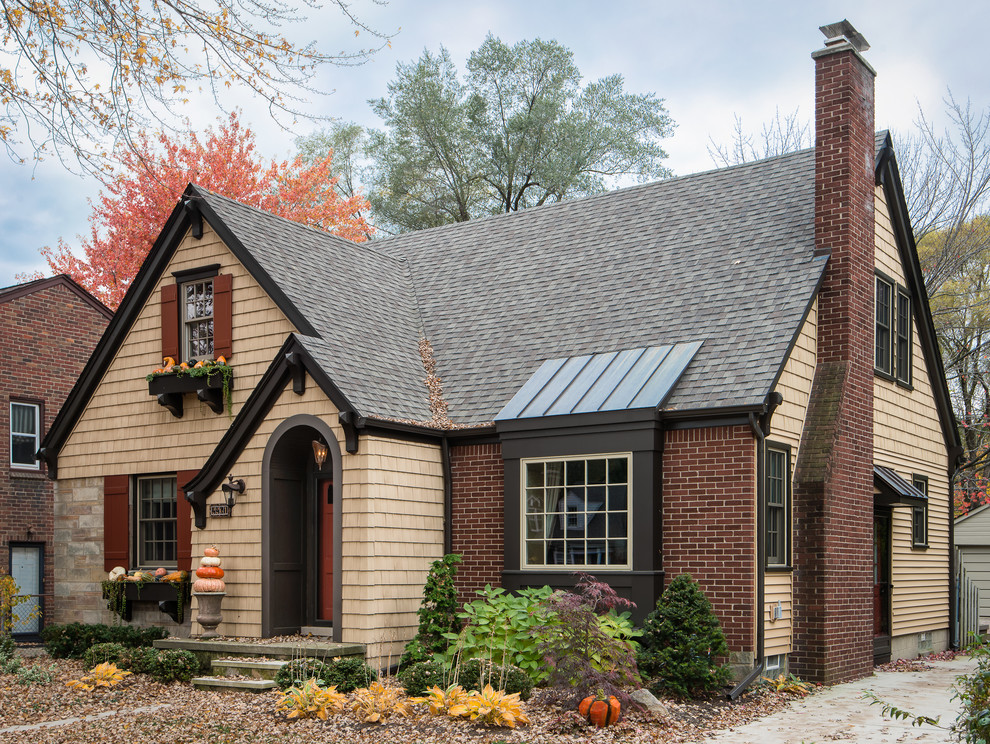 Diseño de fachada de casa beige clásica pequeña de dos plantas con revestimiento de ladrillo, tejado a dos aguas y tejado de teja de madera
