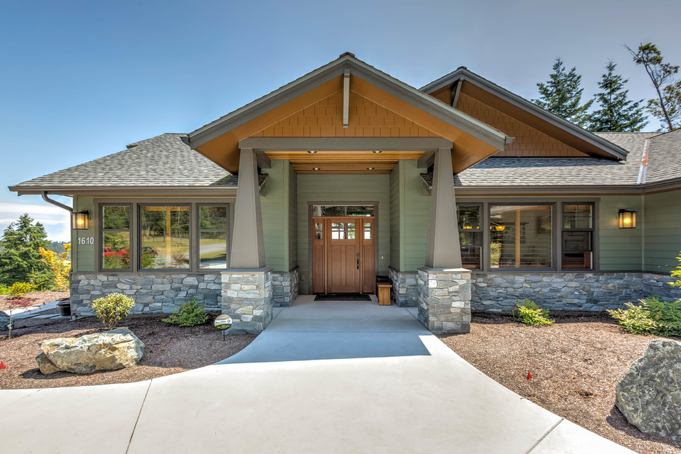 Mittelgroßes, Einstöckiges Uriges Einfamilienhaus mit Faserzement-Fassade, grüner Fassadenfarbe, Satteldach und Schindeldach in Seattle