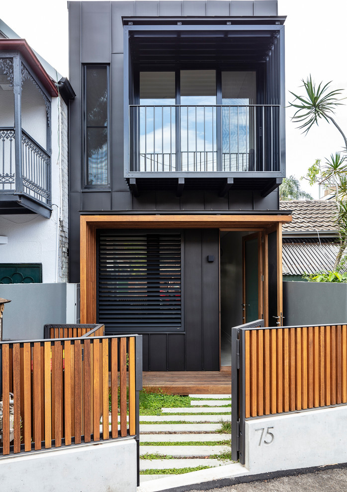 Свежая идея для дизайна: черный, двухэтажный частный загородный дом среднего размера в современном стиле с облицовкой из металла - отличное фото интерьера