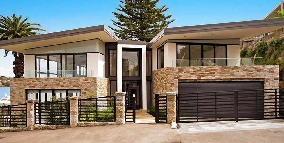 シドニーにある高級なコンテンポラリースタイルのおしゃれな家の外観 (石材サイディング) の写真